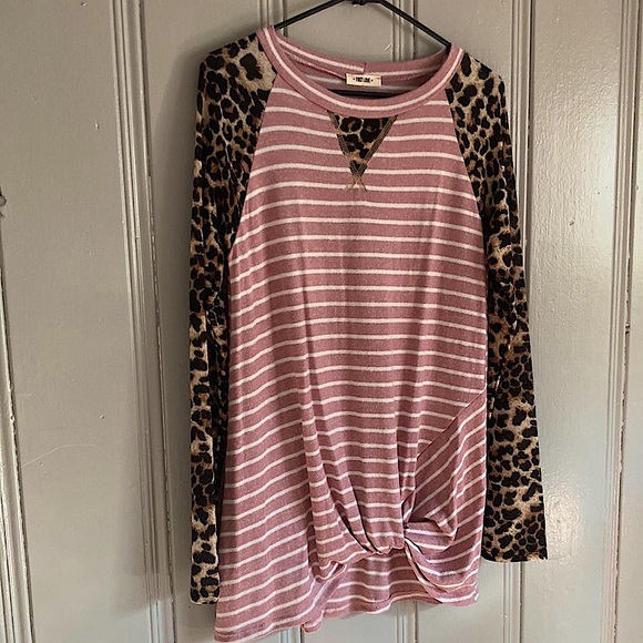 HP Brand NWT Gorgeous Pink & White Striped Leopard Front Twisted Hem Top Medium - Picture 4 of 7
